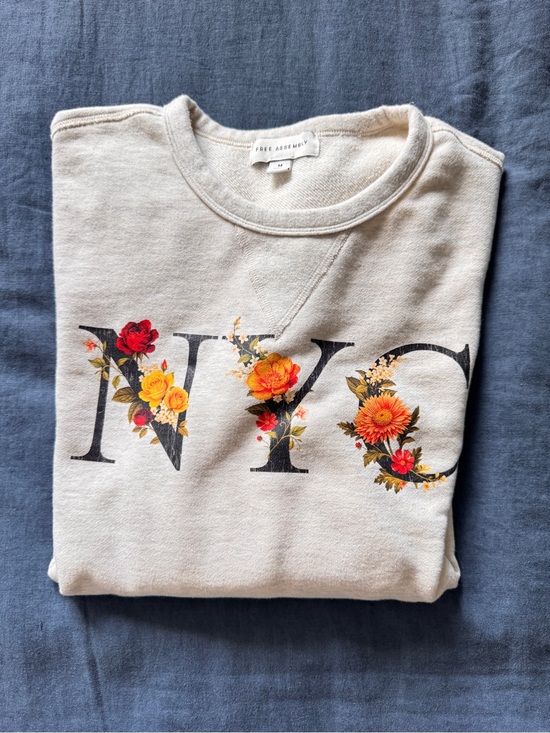 Free Assembly Other - Free Assembly NYC Cream Graphic Sweatshirt (M)